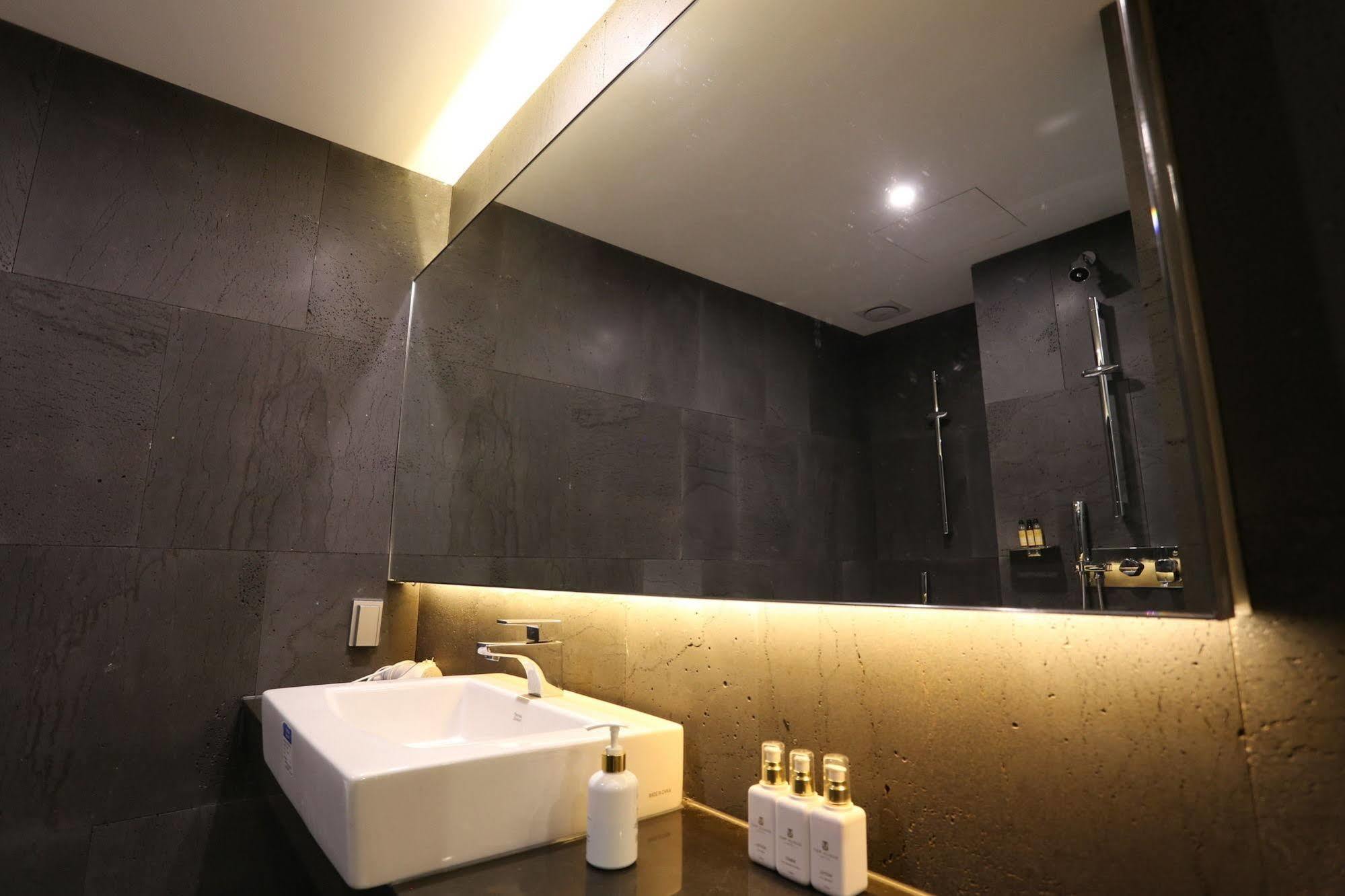 Suwon Top Cloud Hotel Exterior photo